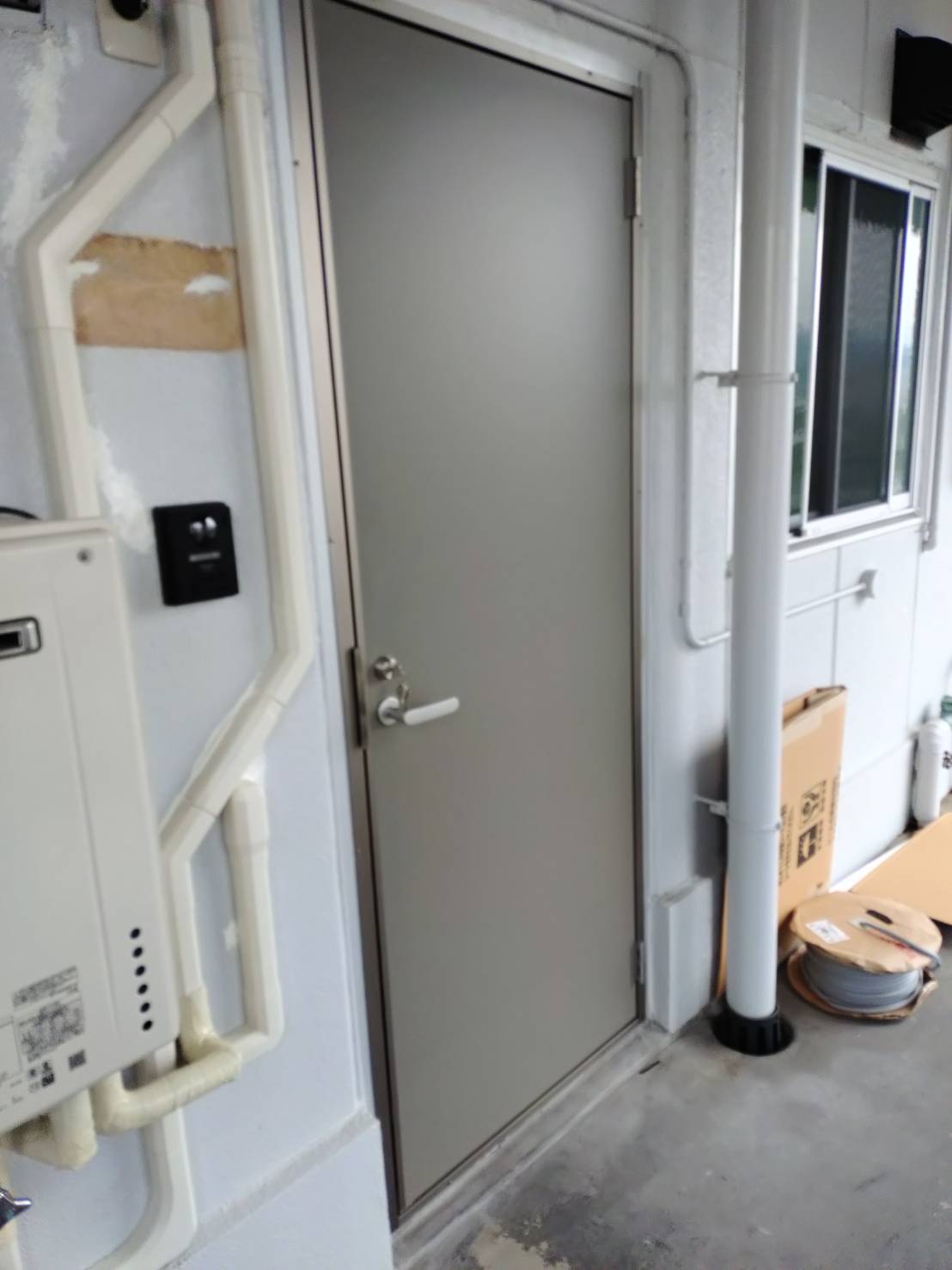 まるやの昔ながらの大きなガラスドアが気になり…の施工事例詳細写真1