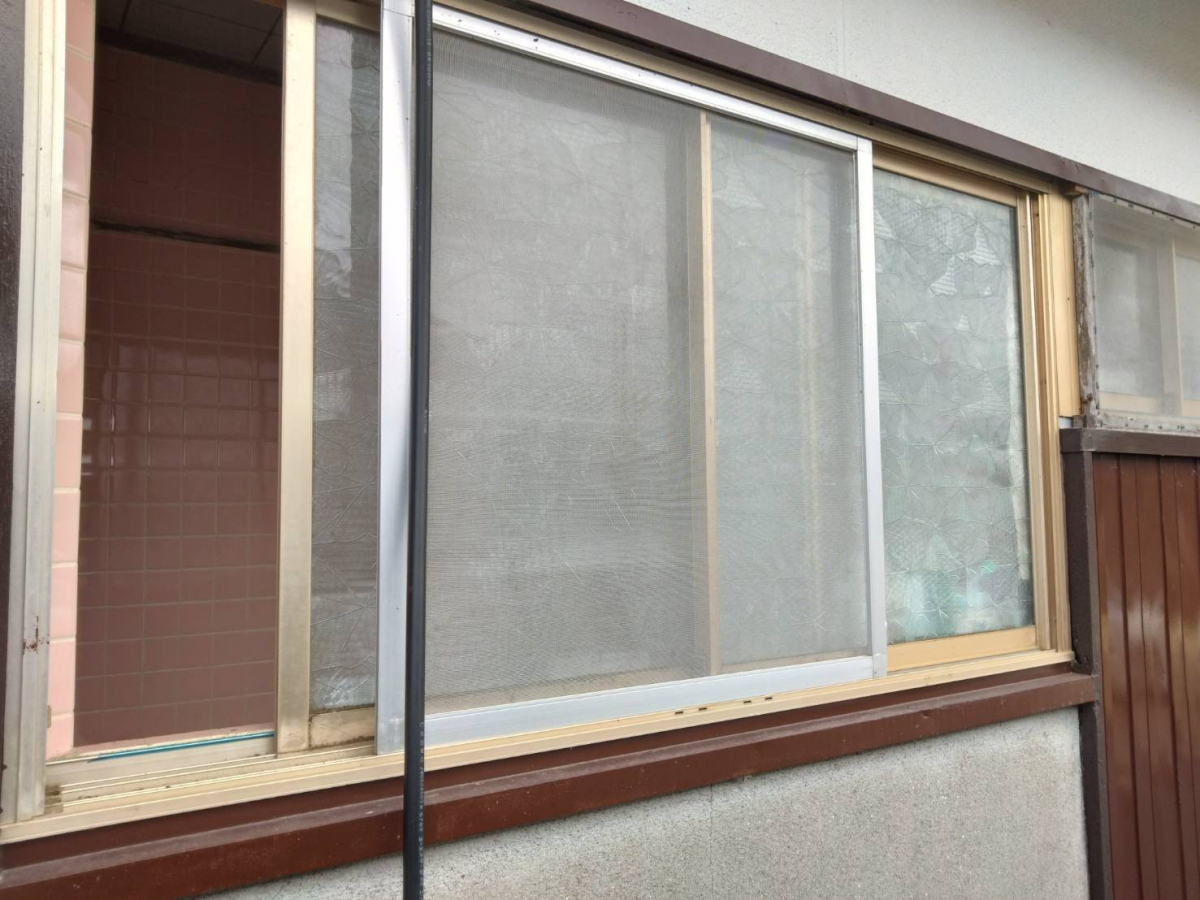 まるやの大きな窓は良いけど　防犯と　目線は気になりますの施工前の写真1