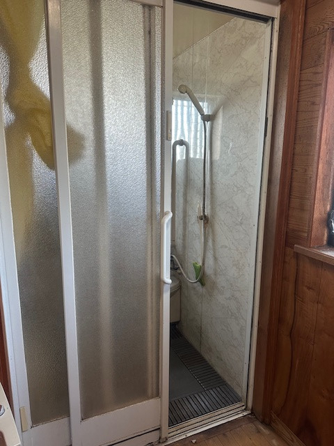 まるやの浴室引戸が壊れてしまい…の施工前の写真1