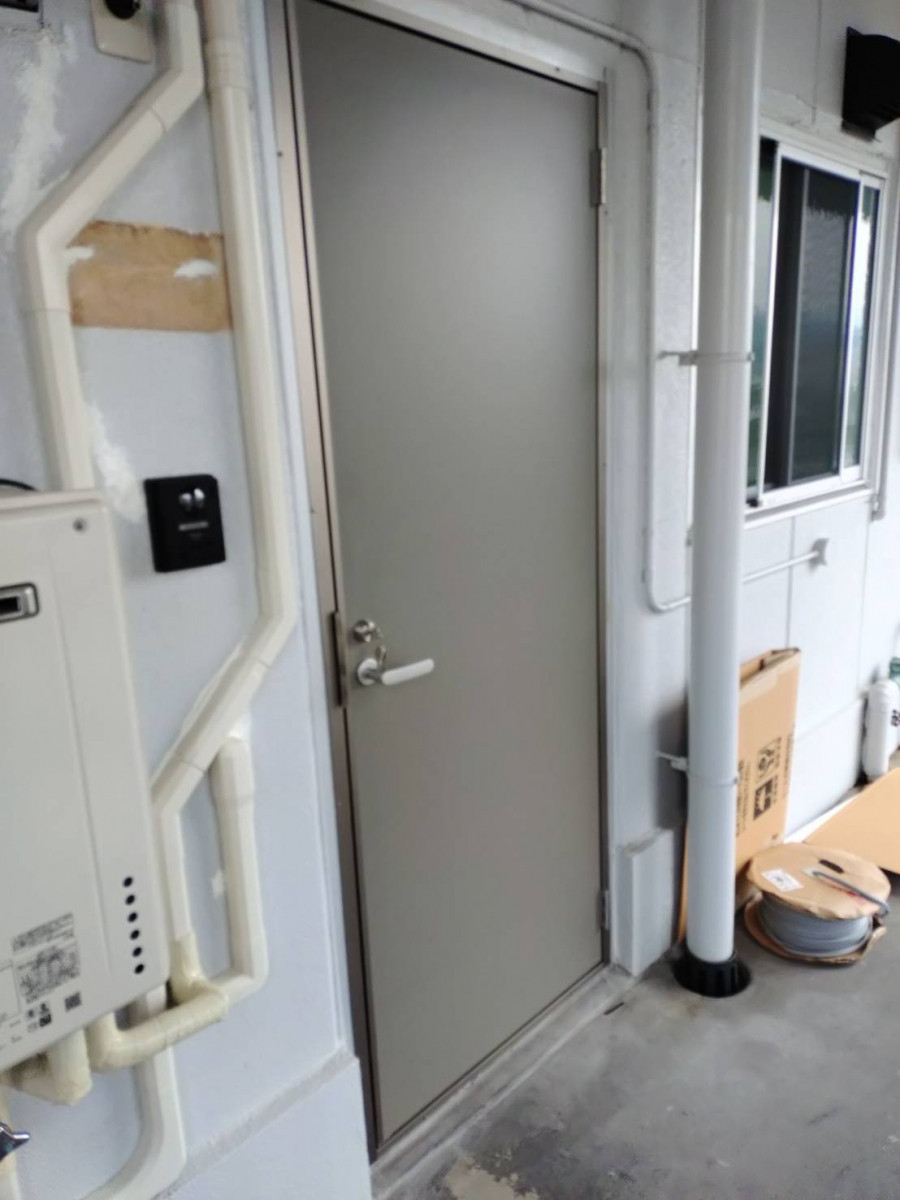 まるやの昔ながらの大きなガラスドアが気になり…の施工後の写真1