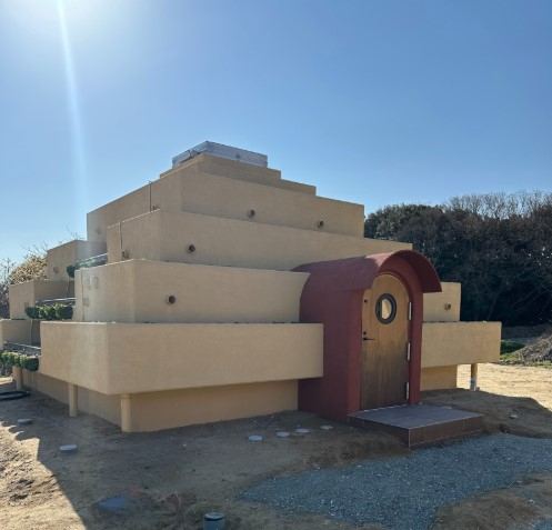 淡路島に現れた未来都市！？🚀 ピラミッド型リゾートの全貌公開！自然と技術が織りなす新体験 リフォームおたすけDIYのブログ 写真1