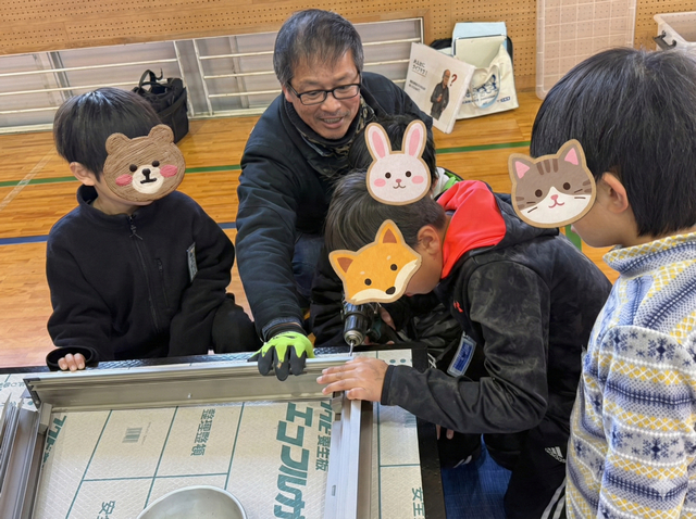 「Let’s try!」の合言葉で笑顔満開！🌸 志筑小学校『しづきッザニア』でお仕事体験をサポート🏠✨ リフォームおたすけDIYのブログ 写真5