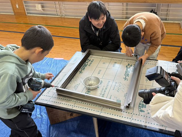 「Let’s try!」の合言葉で笑顔満開！🌸 志筑小学校『しづきッザニア』でお仕事体験をサポート🏠✨ リフォームおたすけDIYのブログ 写真6
