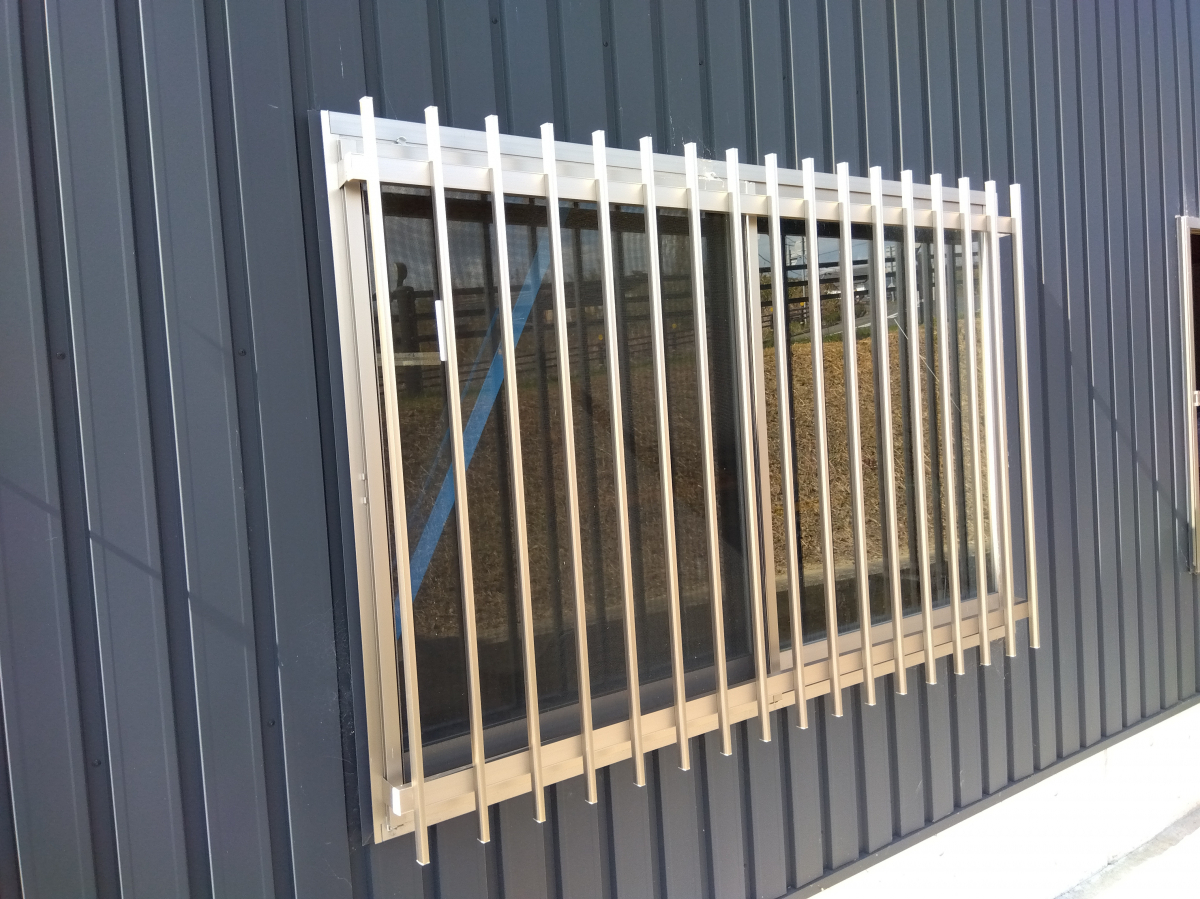 リフォームおたすけDIYの🚨まさか！を防ぐ！作業場の窓に後付け面格子DIYで安心をプラス✨の施工後の写真1