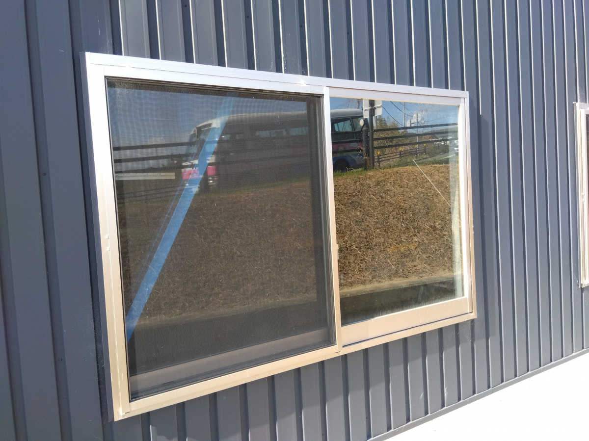 リフォームおたすけDIYの🚨まさか！を防ぐ！作業場の窓に後付け面格子DIYで安心をプラス✨の施工前の写真1