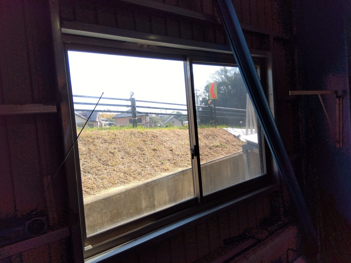 リフォームおたすけDIYの🚨まさか！を防ぐ！作業場の窓に後付け面格子DIYで安心をプラス✨の施工前の写真2