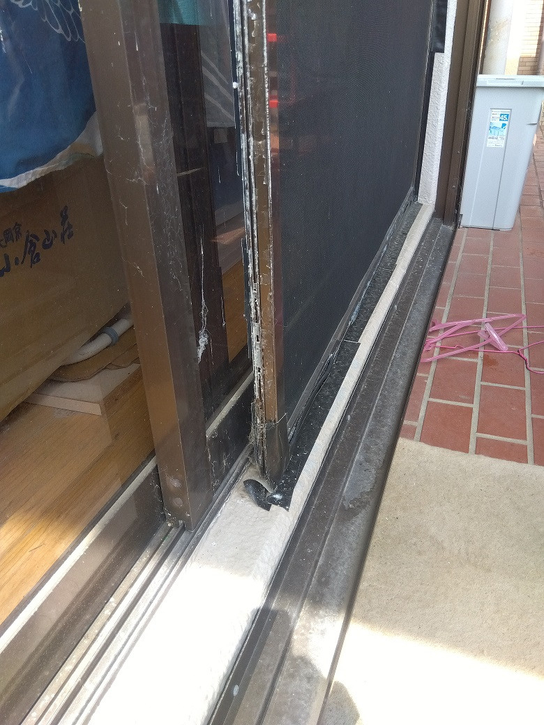 リフォームおたすけDIYの【衝撃ビフォーアフター第一弾】諦めかけてたボロボロ網戸が、まるで魔法🧙♀️✨ 新品同様に大変身!の施工前の写真1