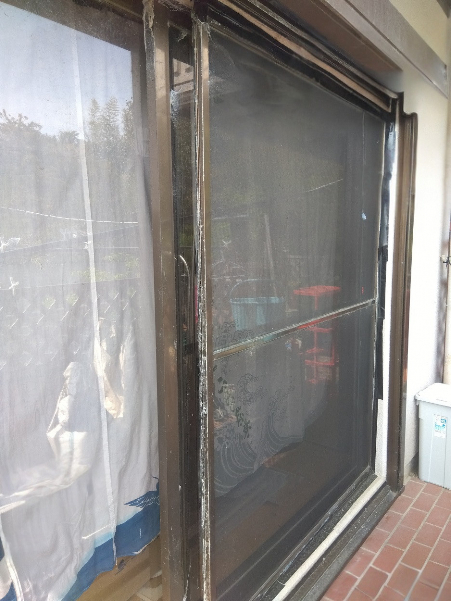 リフォームおたすけDIYの【衝撃ビフォーアフター第一弾】諦めかけてたボロボロ網戸が、まるで魔法🧙♀️✨ 新品同様に大変身!の施工前の写真2
