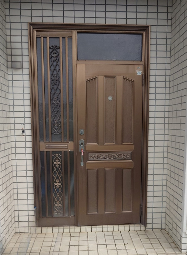 リフォームおたすけDIYの衝撃BeforeAfter!玄関ドア劇的チェンジで毎日がHappyに大変身!✨の施工前の写真1