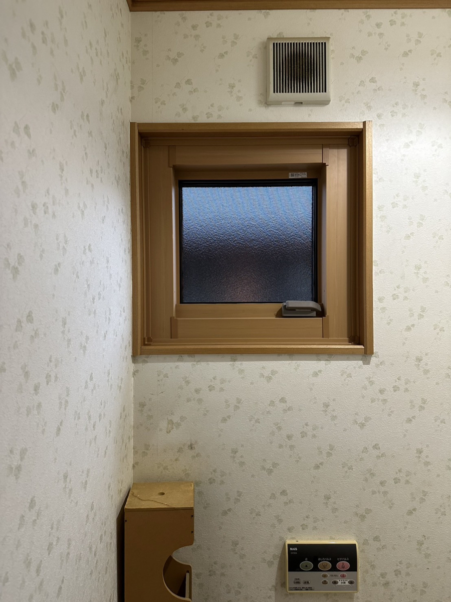 リフォームおたすけDIYの😱💨 2階トイレ窓が大大変身!足場なしで快適空間爆誕の秘密とは?! 🚽✨の施工後の写真1