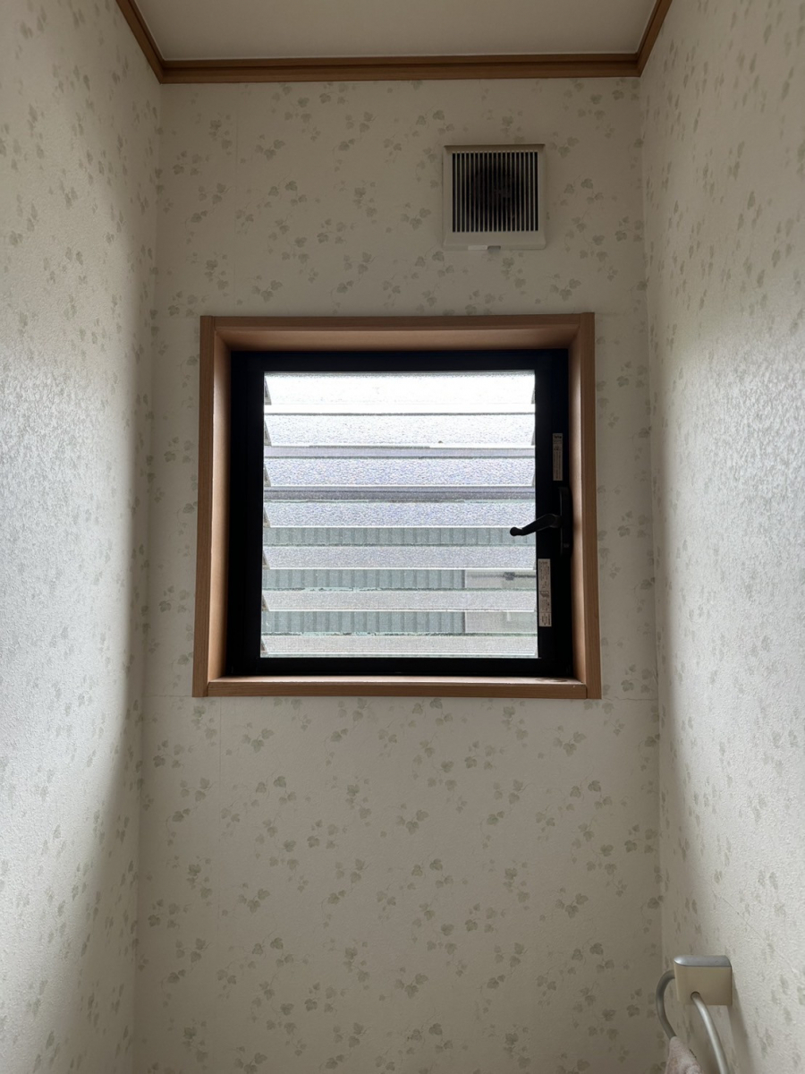 リフォームおたすけDIYの😱💨 2階トイレ窓が大大変身!足場なしで快適空間爆誕の秘密とは?! 🚽✨の施工前の写真1