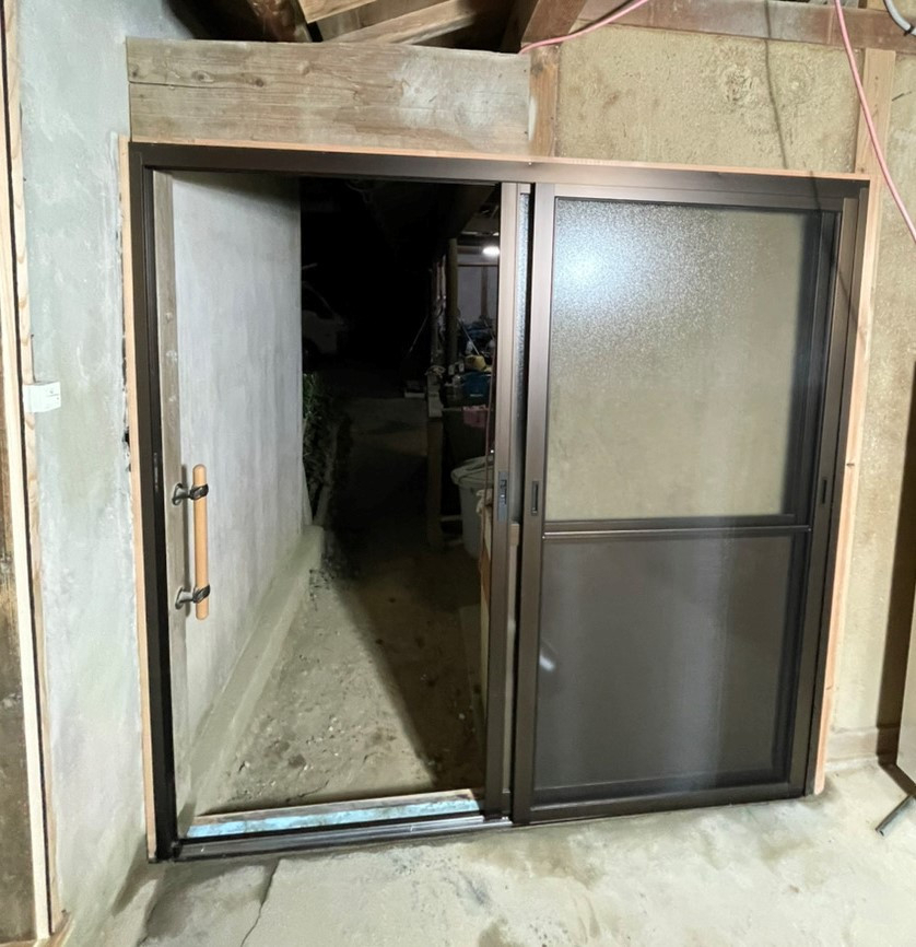 リフォームおたすけDIYのこれで安心!おじいさんの裏口、最新スライドで泥棒もびっくり!🚪✨の施工後の写真2