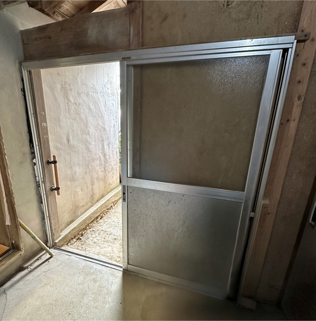 リフォームおたすけDIYのこれで安心!おじいさんの裏口、最新スライドで泥棒もびっくり!🚪✨の施工前の写真1