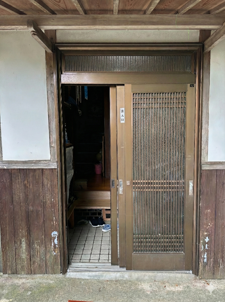 リフォームおたすけDIYの毎朝の鍵との格闘にサヨナラ👋歪んだ玄関もカバー工法で「新築級」に生まれ変わり✨感動のビフォーアフターの施工前の写真1