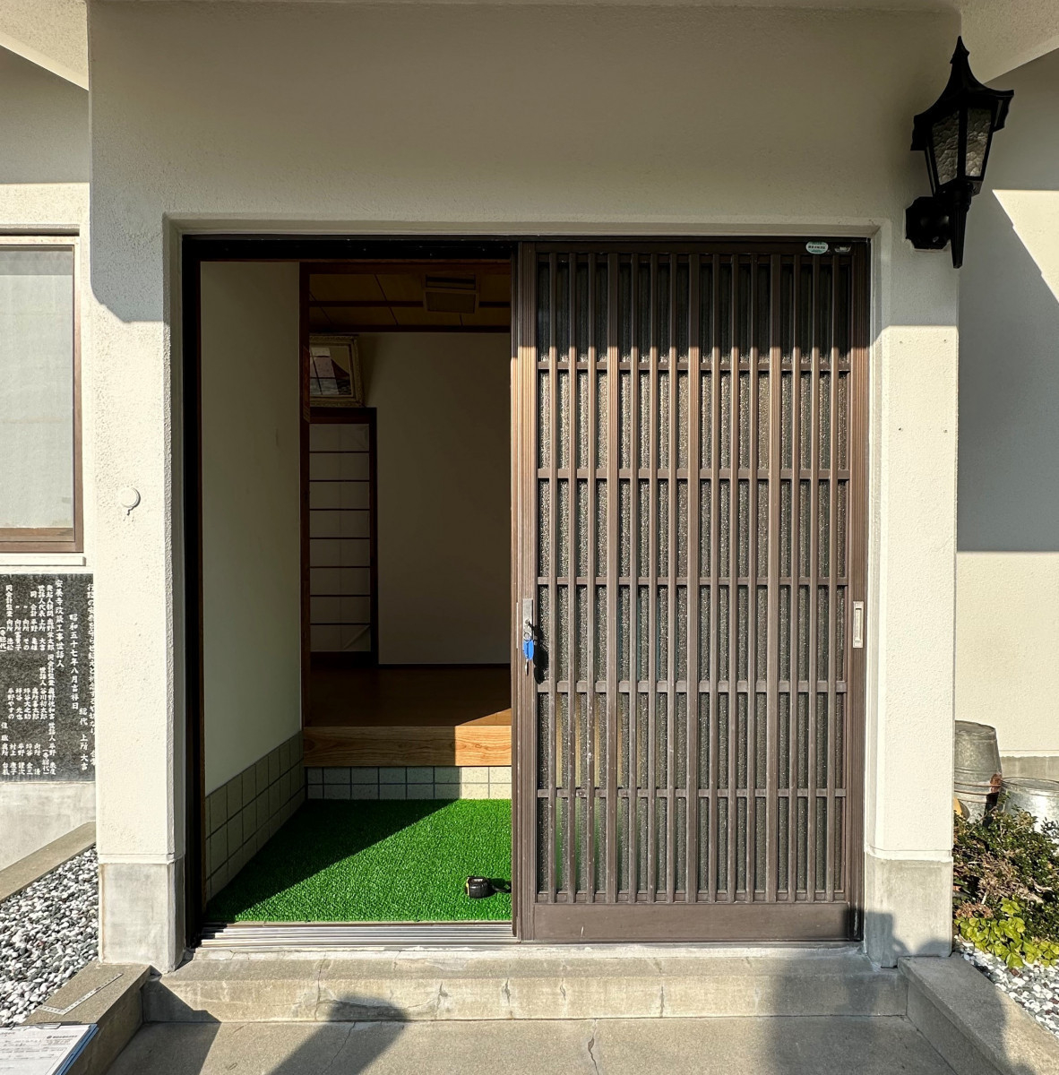 リフォームおたすけDIYの⛩️ お寺の顔が劇的進化！住職もニッコリ、寺務所の玄関「開運」リフォーム✨の施工前の写真1