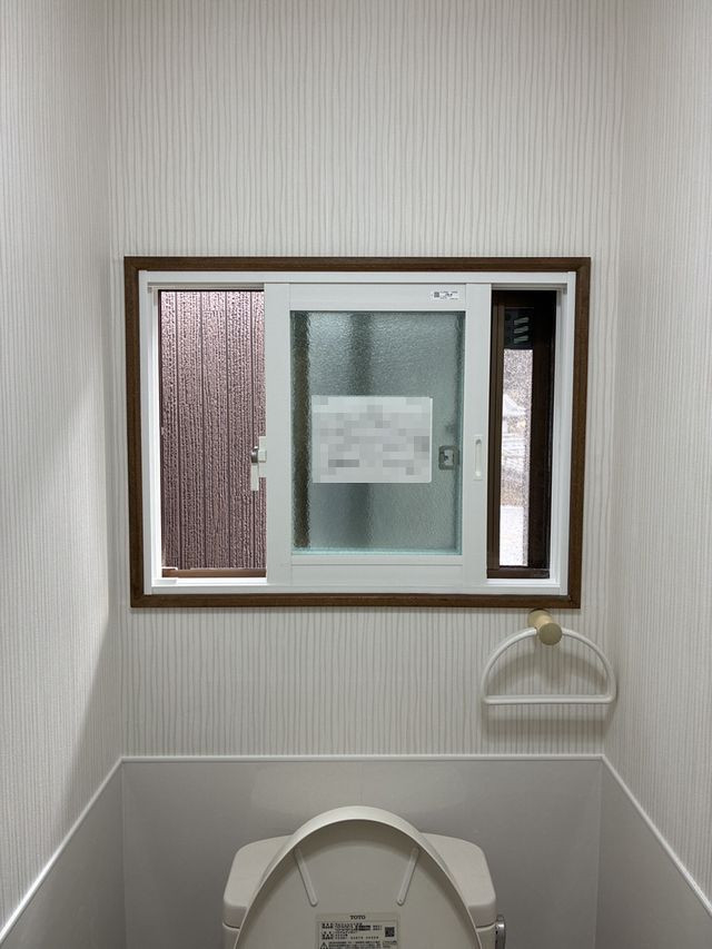 リフォームおたすけDIYの座るたびに悲鳴を上げる極寒トイレを、内窓の魔法で「南国パラダイス」へ変身させてみた！🏝️✨の施工後の写真1