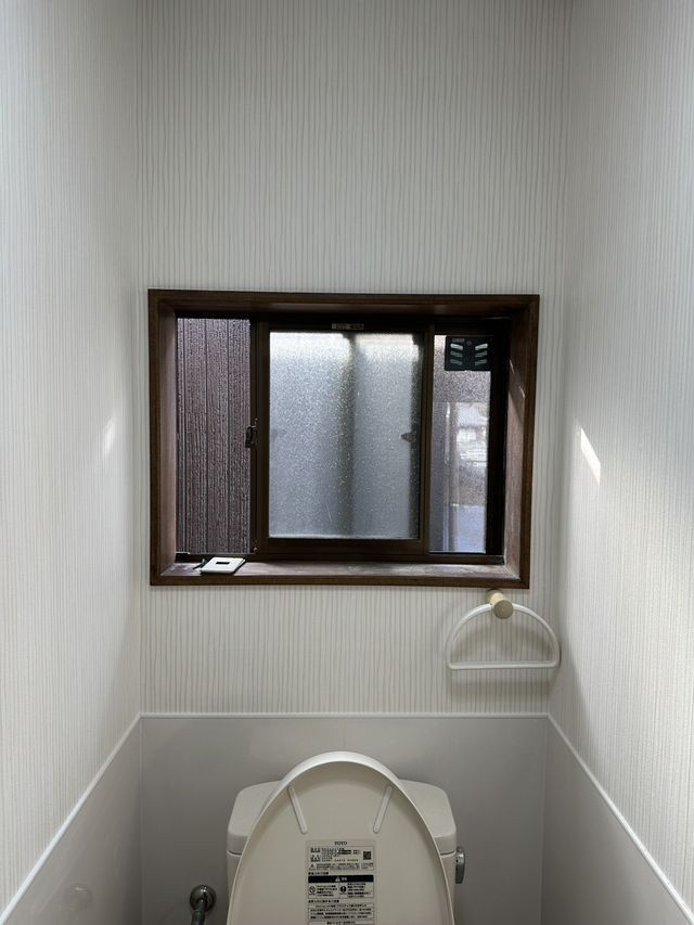 リフォームおたすけDIYの座るたびに悲鳴を上げる極寒トイレを、内窓の魔法で「南国パラダイス」へ変身させてみた！🏝️✨の施工前の写真1