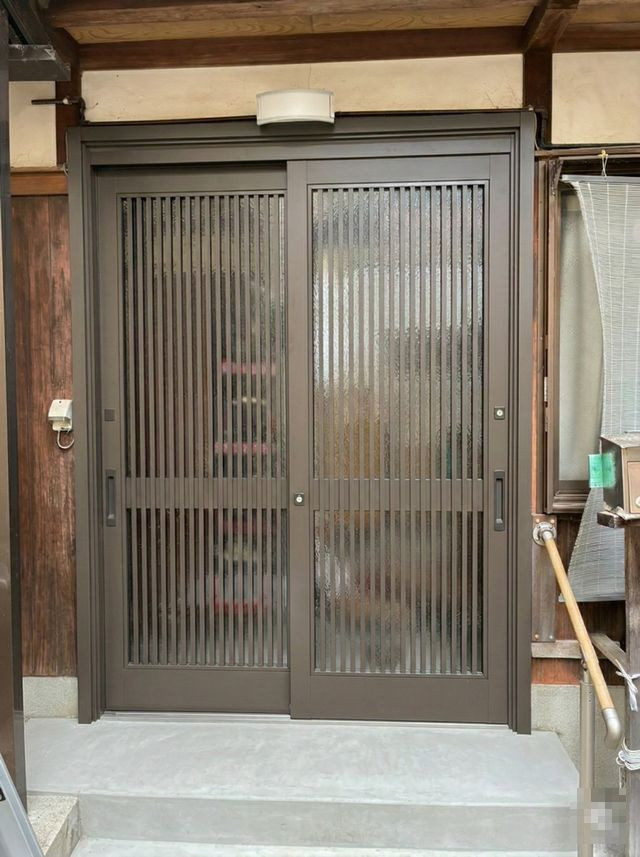 リフォームおたすけDIYの【お隣さんの魔法に誘われて✨】予算内で叶った！色あせた玄関が1日でピカピカに若返る奇跡のリフォームの施工後の写真1