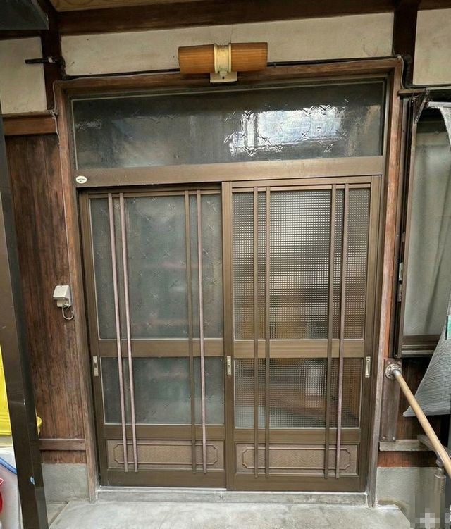 リフォームおたすけDIYの【お隣さんの魔法に誘われて✨】予算内で叶った！色あせた玄関が1日でピカピカに若返る奇跡のリフォームの施工前の写真1