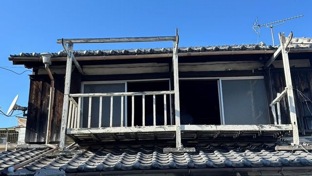 リフォームおたすけDIYの【サヨナラ落下の恐怖】腐食した木製ベランダを撤去して、頑丈なアルミ手摺に劇的チェンジ！✨の施工前の写真1