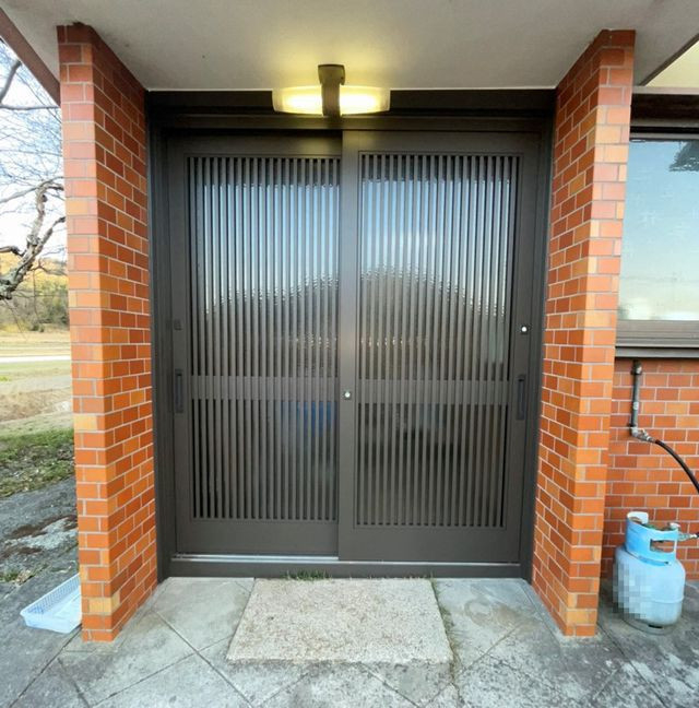 リフォームおたすけDIYの【淡路市補助金でお得に大変身！】地域の笑顔が集まる集会所、新年度にピカピカの玄関でお出迎え✨の施工後の写真1