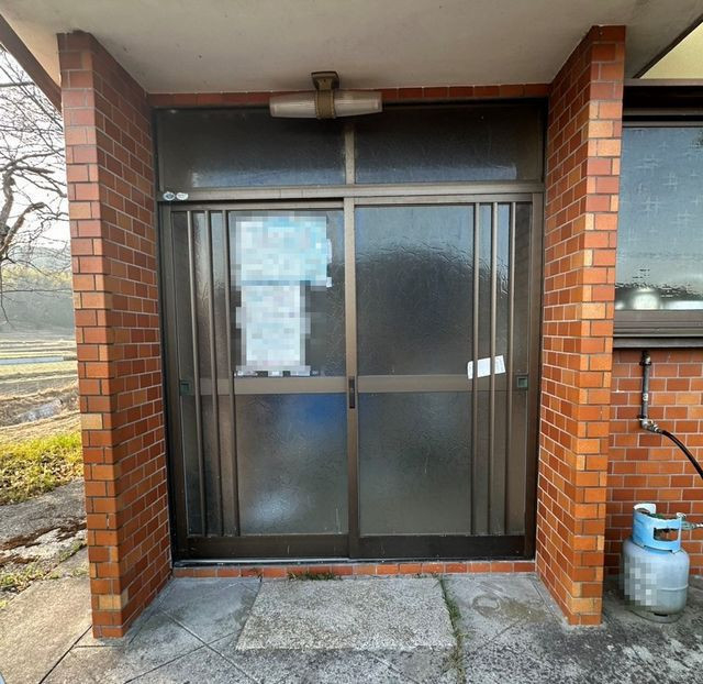 リフォームおたすけDIYの【淡路市補助金でお得に大変身！】地域の笑顔が集まる集会所、新年度にピカピカの玄関でお出迎え✨の施工前の写真1