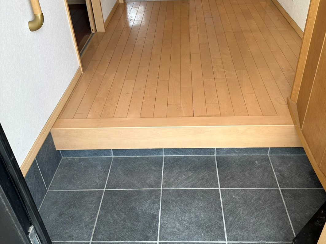 リフォームおたすけDIYの【番外編】冷蔵庫をぶつけた！玄関の凹み傷を「張り替えず」に消し去る驚愕のリペア術とは？✨の施工後の写真1