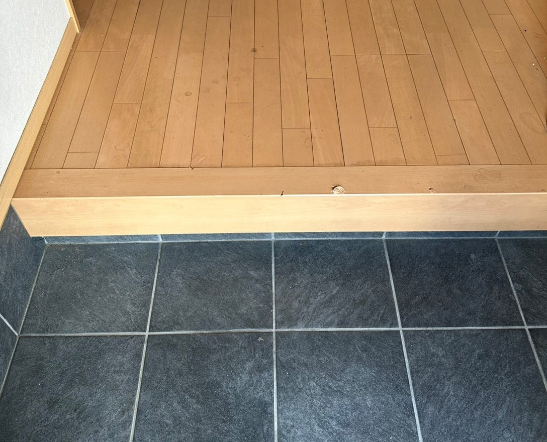 リフォームおたすけDIYの【番外編】冷蔵庫をぶつけた！玄関の凹み傷を「張り替えず」に消し去る驚愕のリペア術とは？✨の施工前の写真1