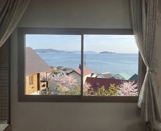 リフォームおたすけDIYの【洲本市五色町】夕陽百選の絶景を「我慢」から「感動」へ！魔法の内窓で叶えた2階リビングの贅沢時間✨の施工後の写真1