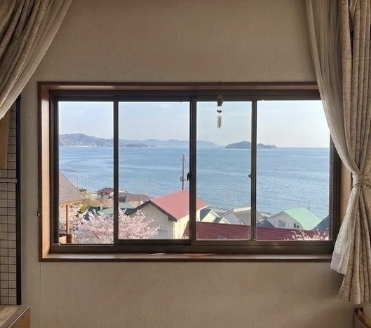 リフォームおたすけDIYの【洲本市五色町】夕陽百選の絶景を「我慢」から「感動」へ！魔法の内窓で叶えた2階リビングの贅沢時間✨の施工前の写真1