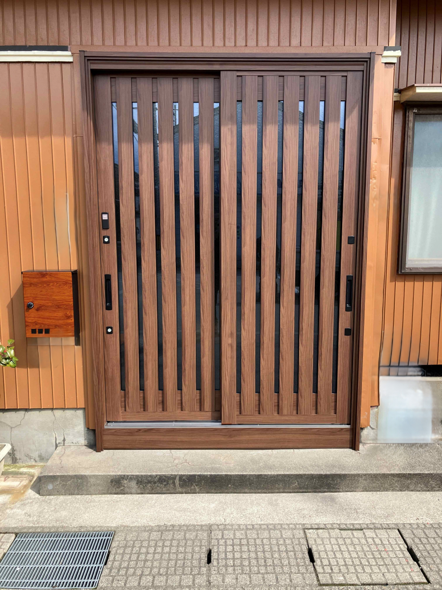 石黒産業のリシェント玄関引戸にて外観一新!断熱性も防犯性も利便性もアップ!の施工後の写真1