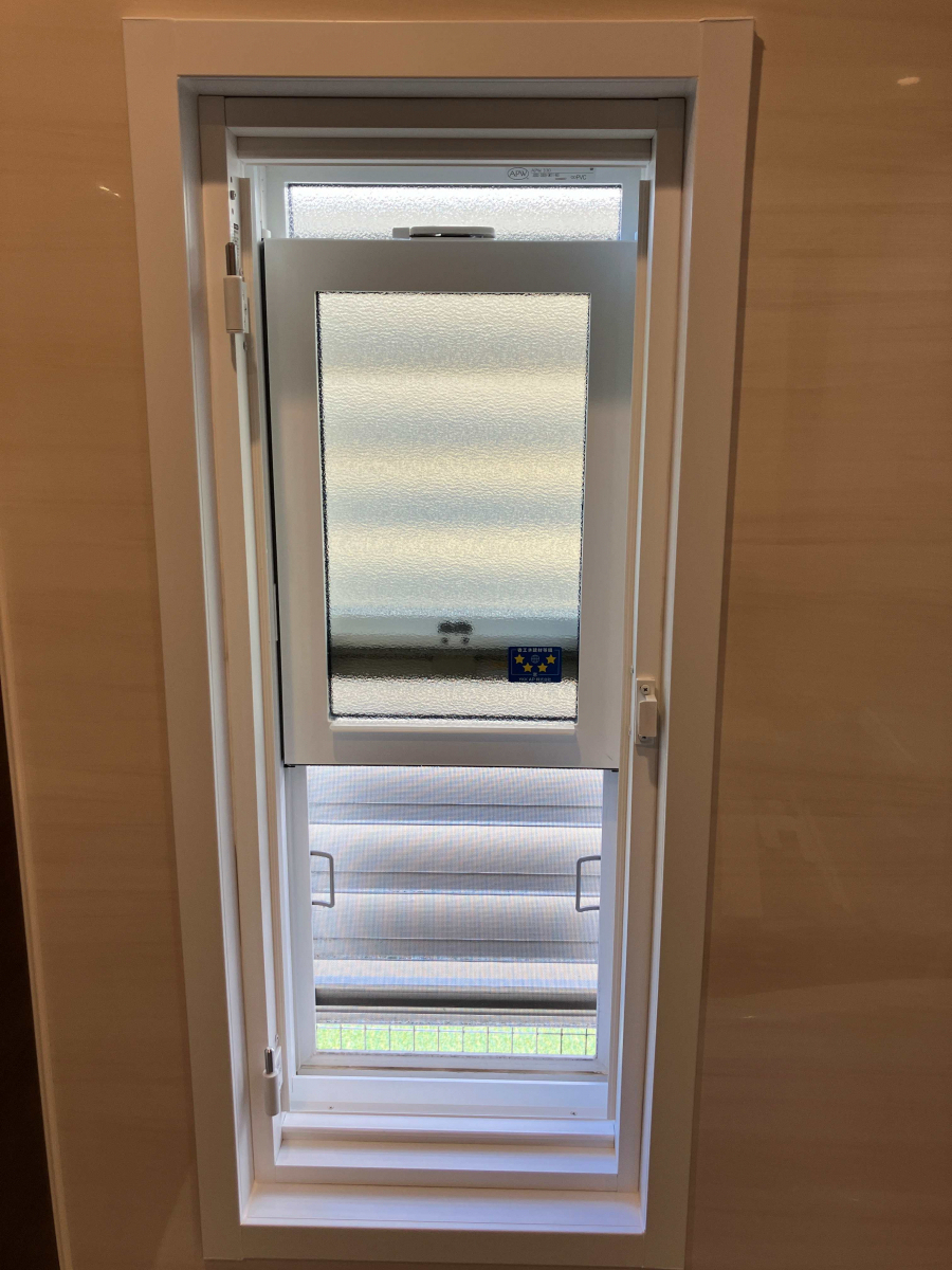 石黒産業の浴室用開き窓が新発売!の施工前の写真2