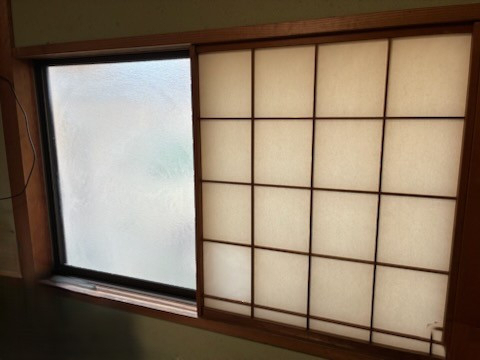 石黒産業の結露と足元の冷えを解消！内窓インプラスで冬でも安心・快適な住まいへの施工前の写真1