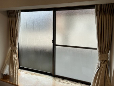 石黒産業の結露と足元の冷えを解消！内窓インプラスで冬でも安心・快適な住まいへの施工前の写真2