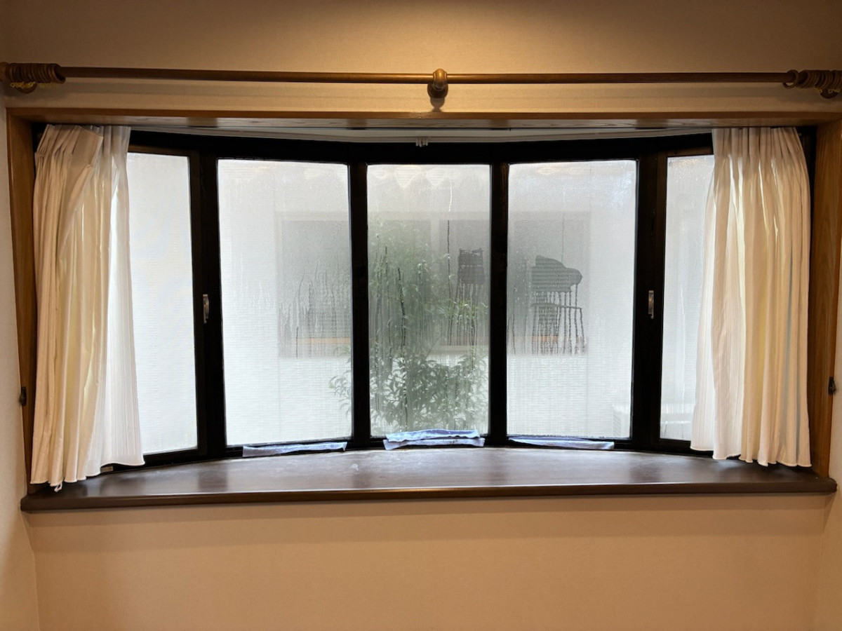 石黒産業の【出窓】木の温もりはそのままに！内窓設置で結露対策の施工前の写真1