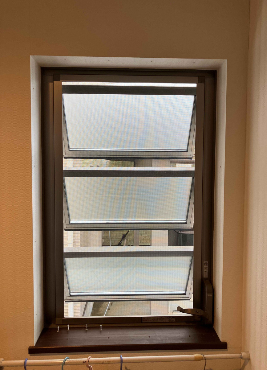 石黒産業のルーバー窓に内窓を施工！【高岡市】の施工前の写真1