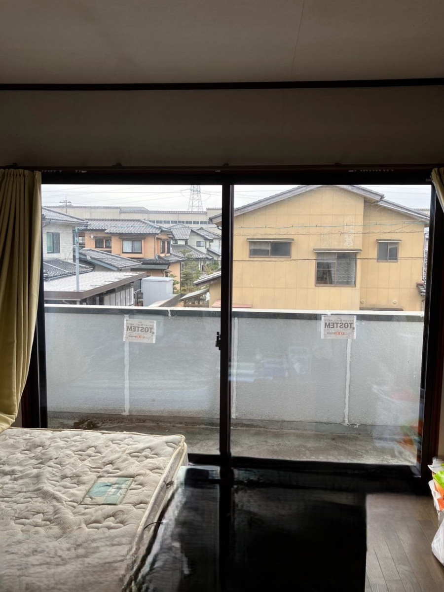 石黒産業のリビングが寒い原因は大きな窓？内窓で断熱対策【射水市】の施工前の写真2