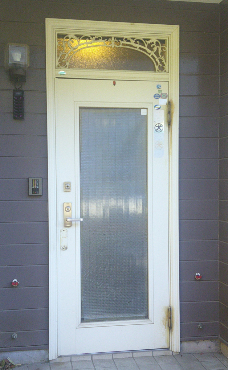 スミ工業の玄関ドア交換工事の施工前の写真1