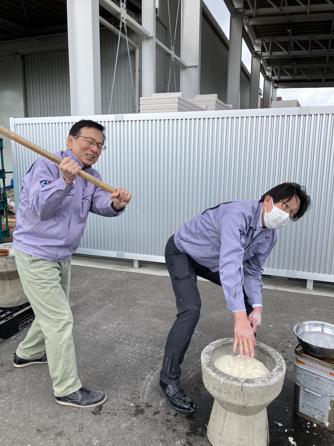 笑顔と一体感の餅つき体験！ 吉村硝子のブログ 写真1