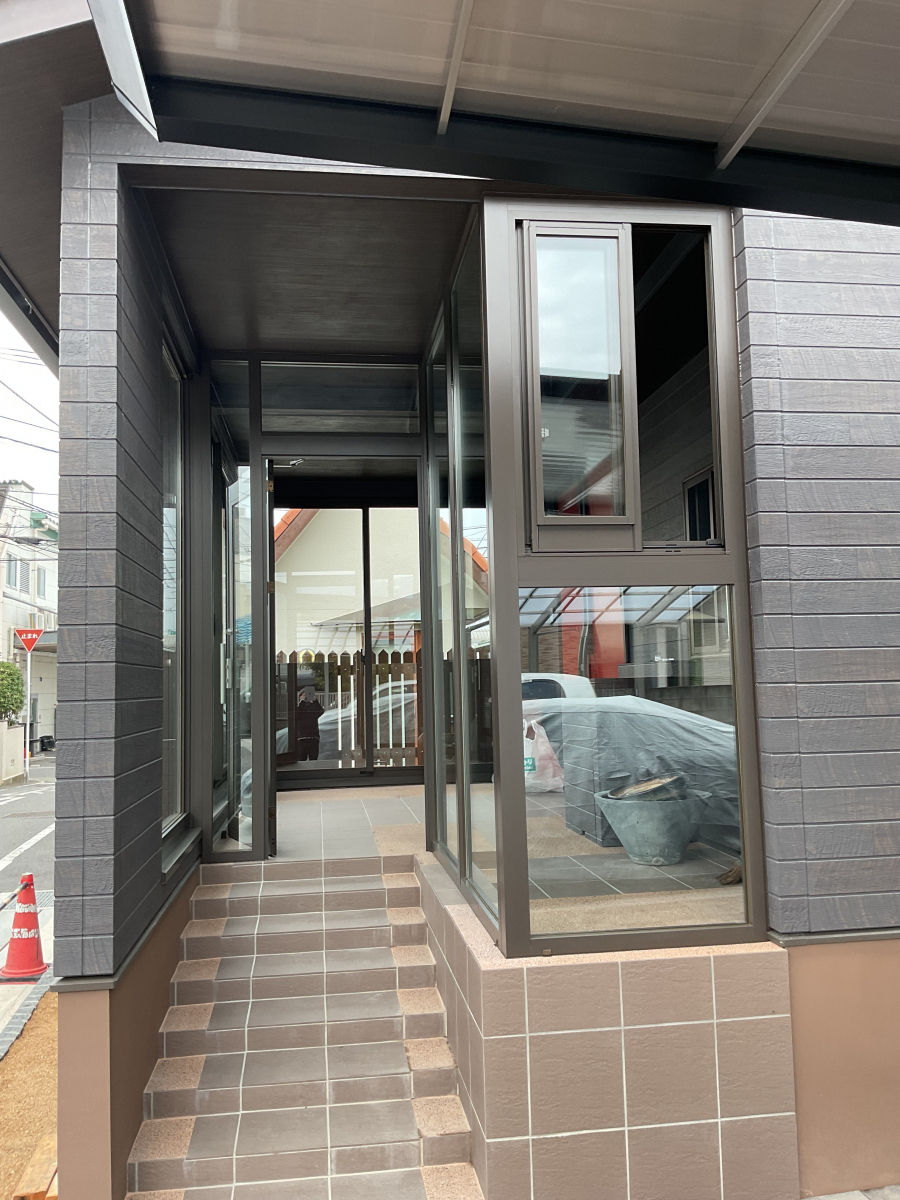 吉村硝子の【松山市】玄関前を大改造!/フロンテック&ビルサッシの施工後の写真1