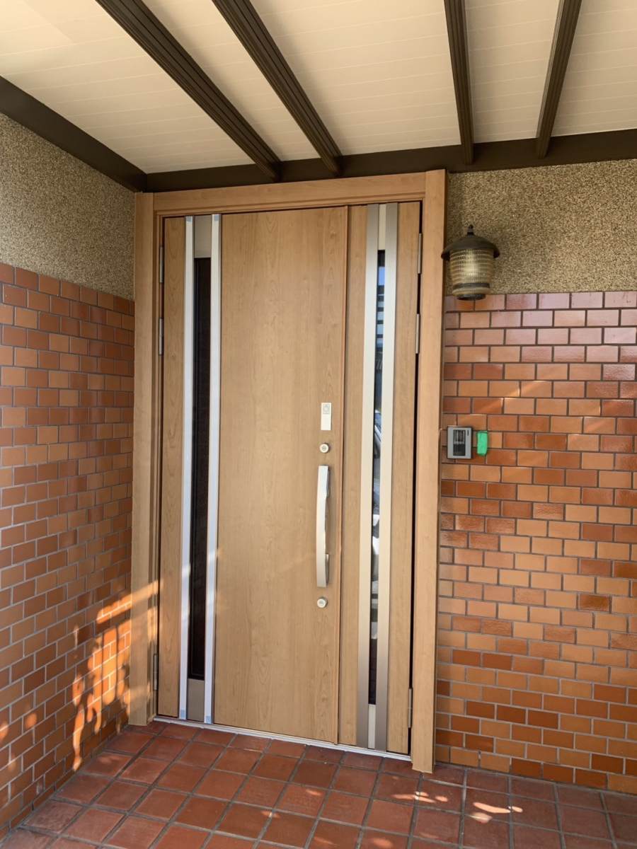 吉村硝子の【松山市】2ロックで安心玄関になりました/リシェントの施工後の写真1