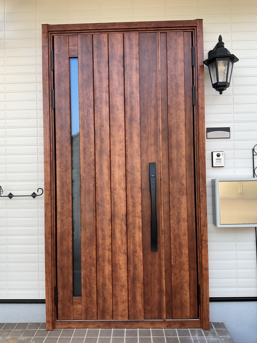 吉村硝子の【松山市】朝の光で玄関が激熱！！/リシェントの施工後の写真1