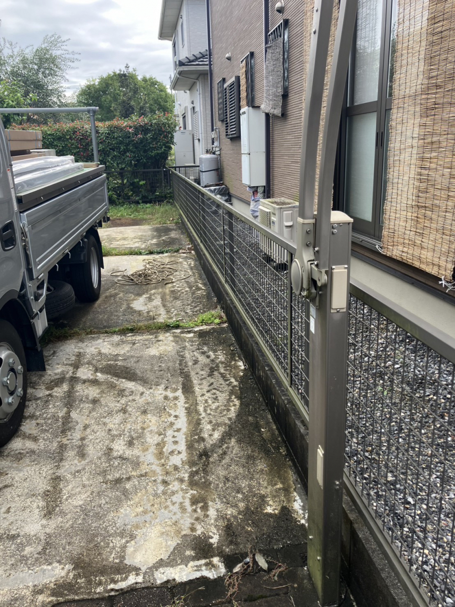 マドカラの通りからの視線をカット👀✨安心・快適な目隠しフェンス設置工事！の施工前の写真1