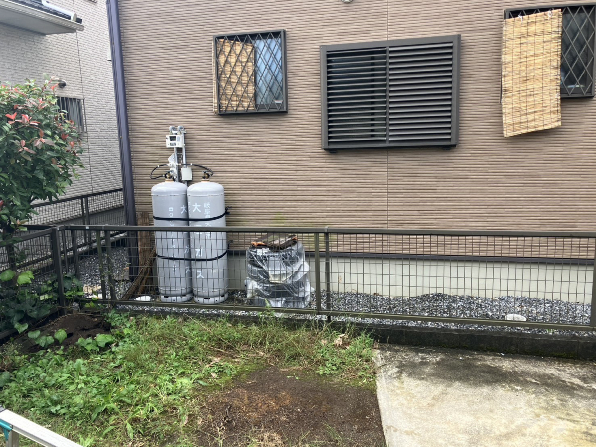 マドカラの通りからの視線をカット👀✨安心・快適な目隠しフェンス設置工事！の施工前の写真2