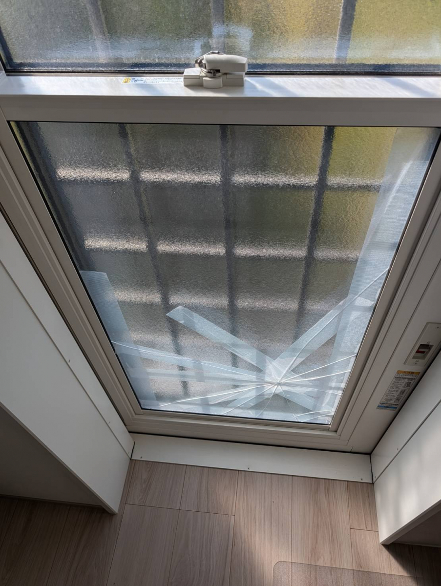 マドカラの【勝手口ガラス交換】割れてしまったガラスを安全・きれいに交換しました✨の施工前の写真1