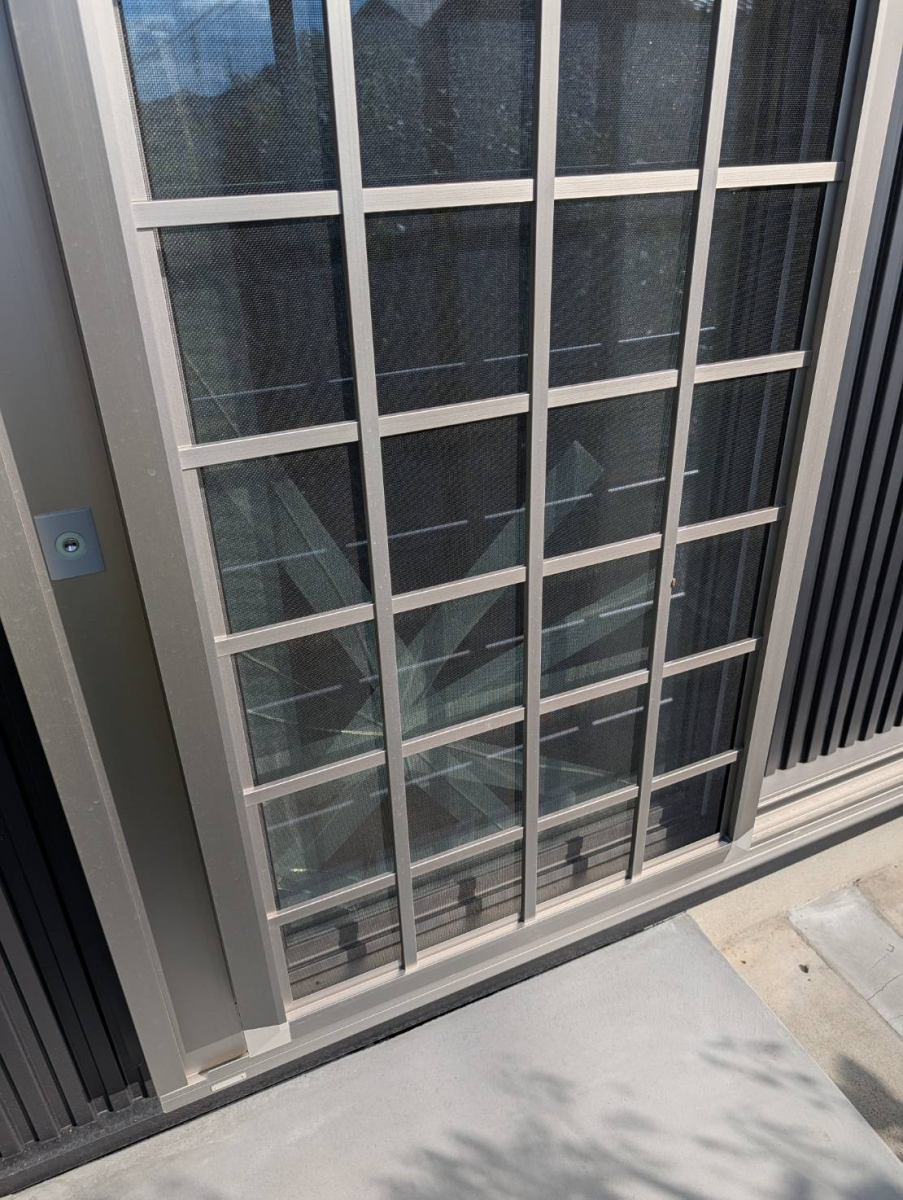 マドカラの【勝手口ガラス交換】割れてしまったガラスを安全・きれいに交換しました✨の施工前の写真2