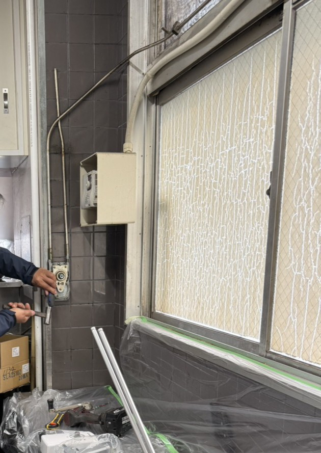 マドカラの🚨 排煙窓が動かない！装置を新品へ交換しましたの施工前の写真1