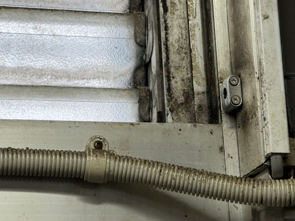 マドカラの🚨 排煙窓が動かない！装置を新品へ交換しましたの施工前の写真2