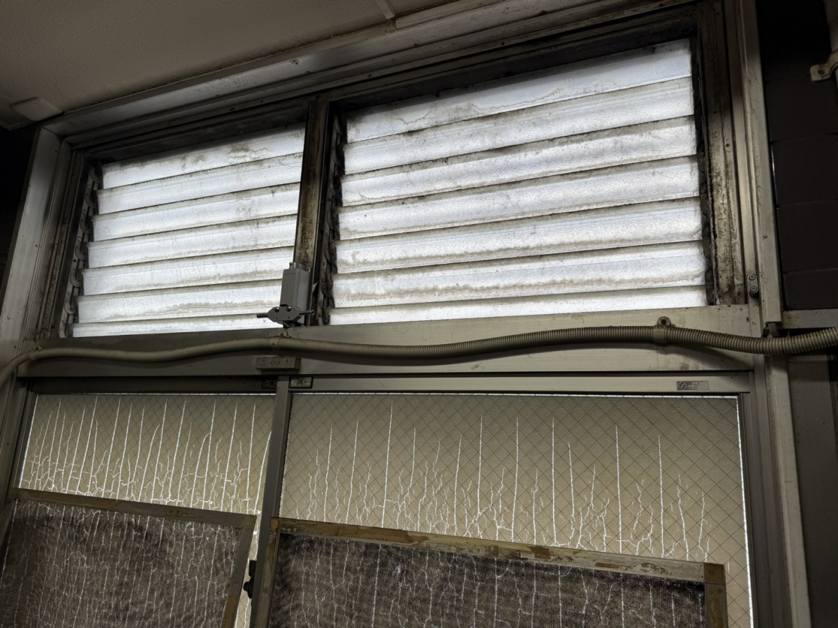 マドカラの🚨 排煙窓が動かない！装置を新品へ交換しましたの施工前の写真3