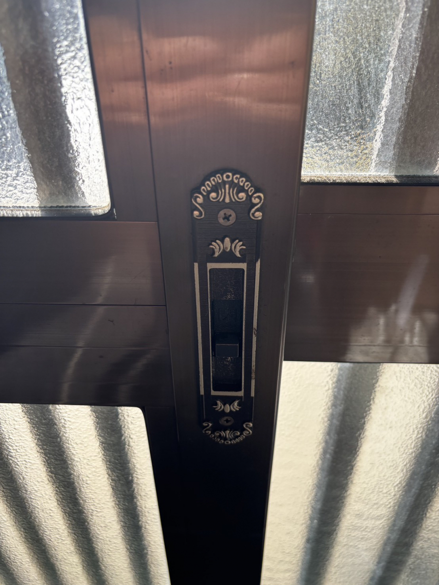 マドカラの引分戸の鍵不調を内外錠・内錠交換で安心🔐✨の施工前の写真2